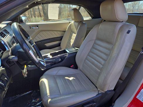 Used 2010 Ford Mustang Convertible image 12
