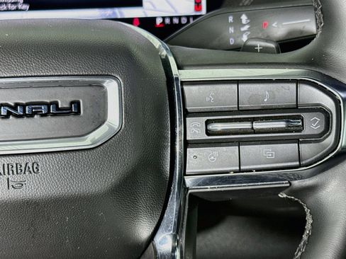 Used 2025 GMC Yukon XL Denali RWD image 13