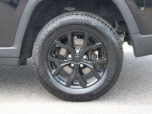 Used 2024 Jeep Grand Cherokee Altitude AWD/4WD image 17