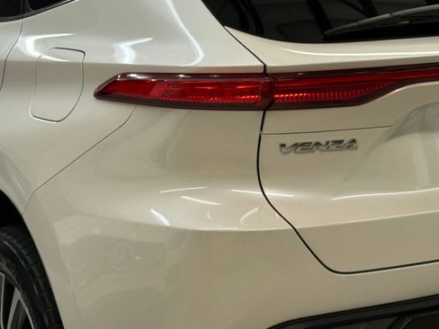 Used 2021 Toyota Venza LE image 12