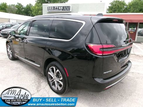 Used 2021 Chrysler Pacifica Pinnacle AWD/4WD image 3