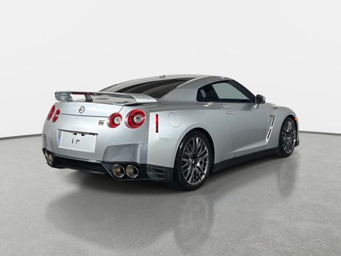 Used 2016 Nissan GT-R Premium AWD/4WD image 3
