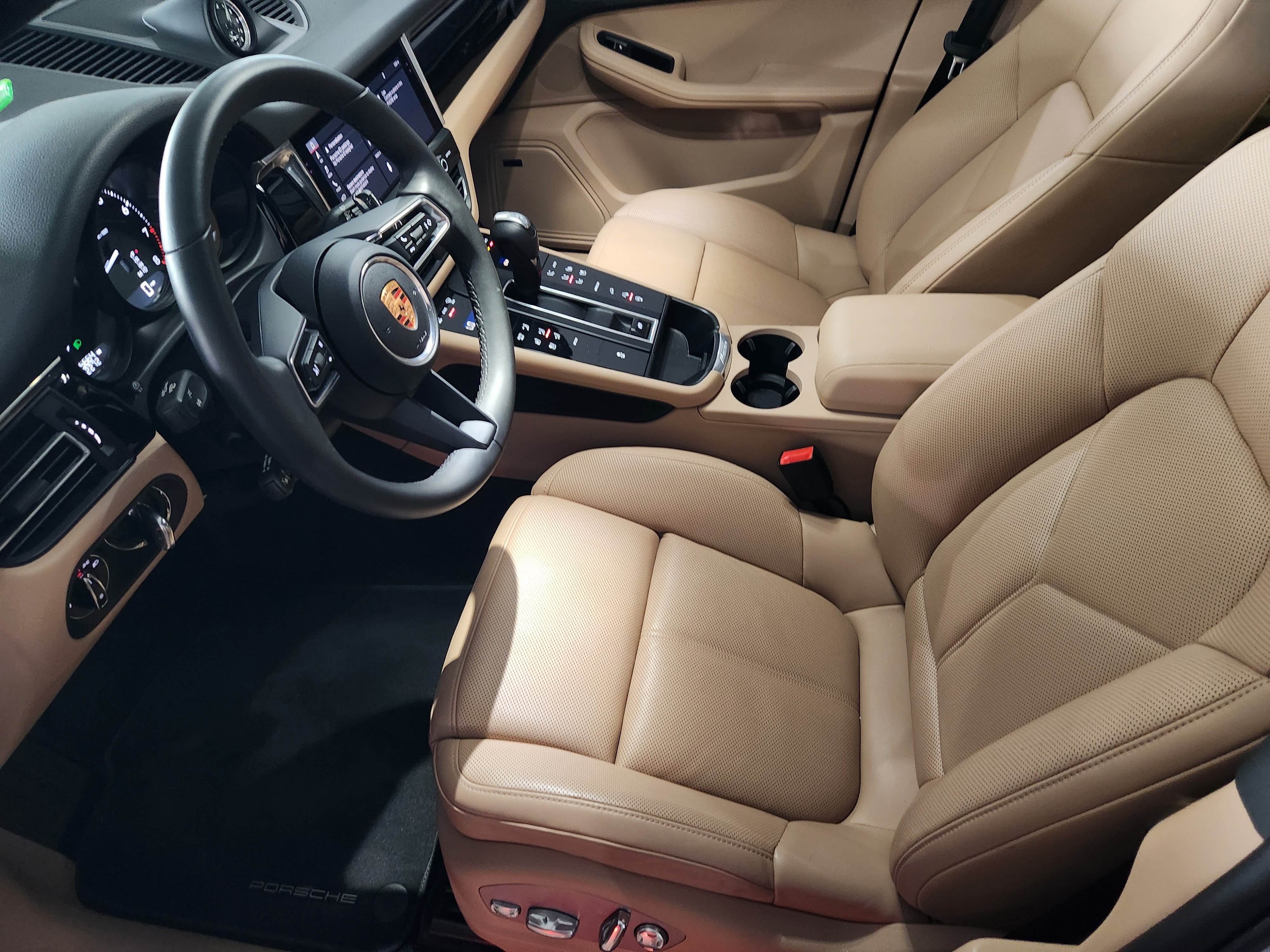 Certified 2026 Porsche Macan AWD/4WD image 16