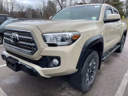 Used 2017 Toyota Tacoma TRD Off-Road w/ Tow Package (A/T) image 2