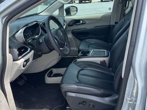 Used 2024 Chrysler Pacifica Touring-L FWD image 10