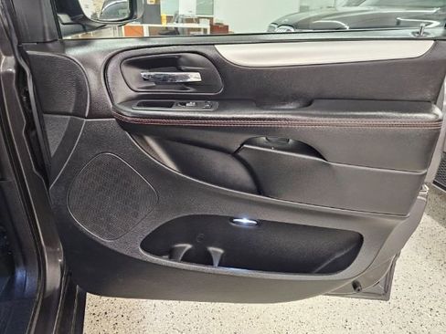 Used 2017 Dodge Grand Caravan GT image 28