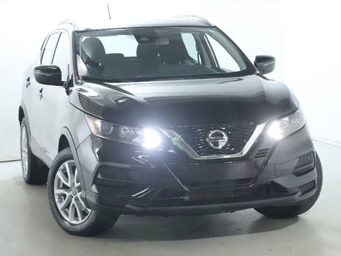 Used 2020 Nissan Rogue Sport SV image 2