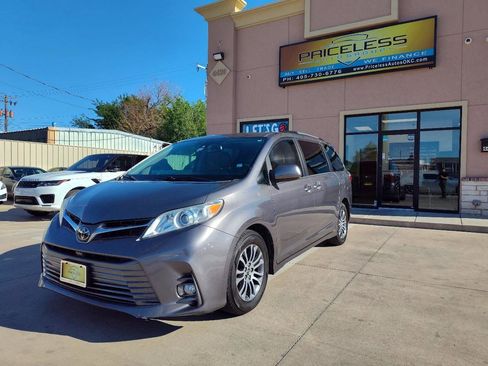 Used 2018 Toyota Sienna XLE w/ XLE Navigation Package image 8