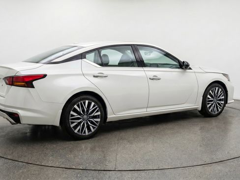 Used 2025 Nissan Altima 2.5 SV FWD image 9