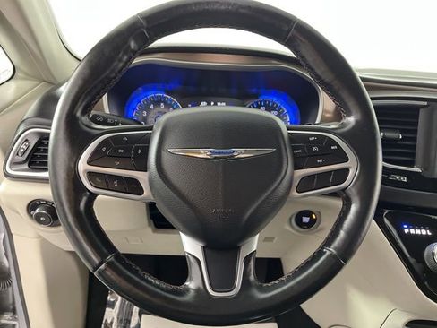 Used 2019 Chrysler Pacifica Touring-L FWD image 20