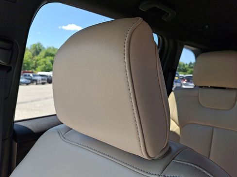 Used 2023 Jeep Grand Cherokee Limited w/ Black Appearance Package AWD/4WD image 18