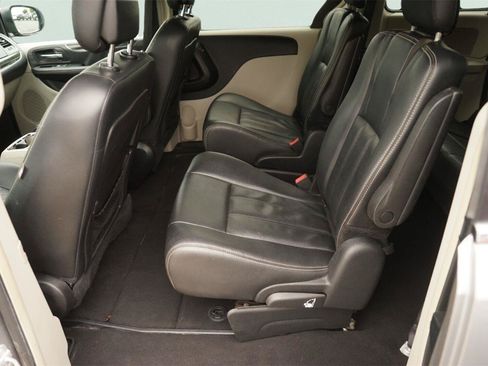 Used 2016 Chrysler Town & Country Touring FWD image 12