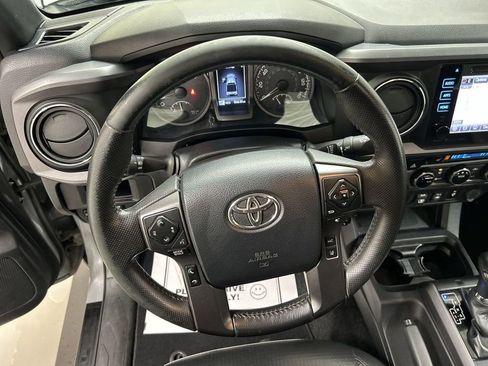 Used 2018 Toyota Tacoma TRD Sport image 4