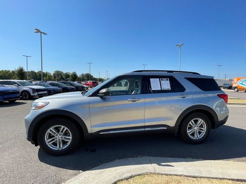 Used 2023 Ford Explorer XLT w/ Equipment Group 202A RWD image 4