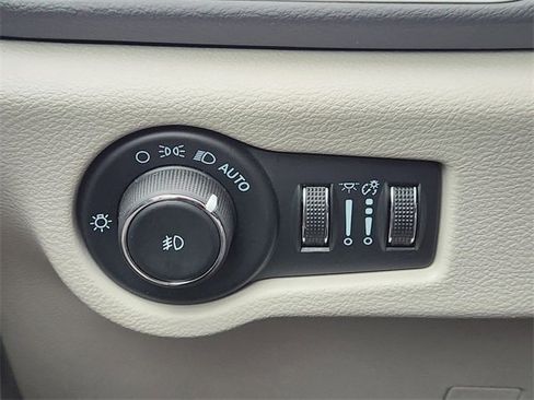 Used 2024 Chrysler Pacifica Touring-L image 19