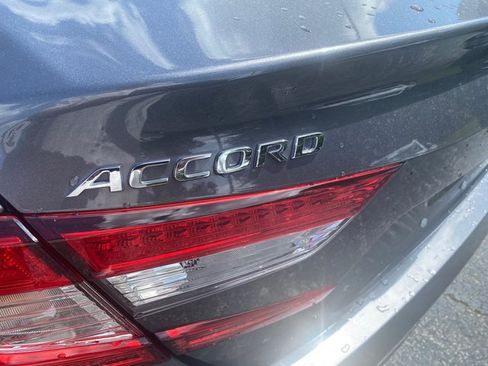 Used 2018 Honda Accord Touring image 9