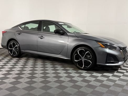 Used 2025 Nissan Altima 2.5 SR FWD image 6