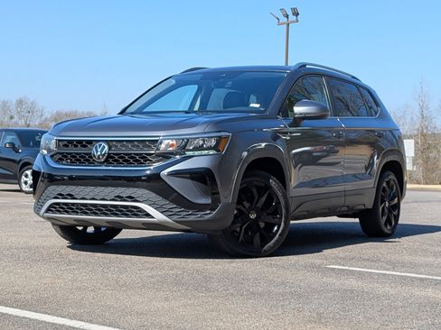 Used 2024 Volkswagen Taos SE image 4