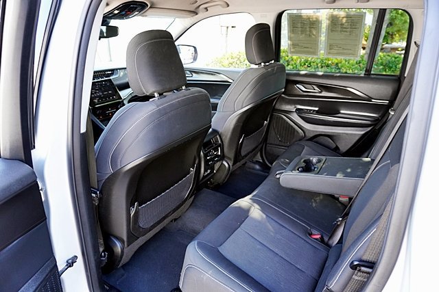 Used 2023 Jeep Grand Cherokee Laredo RWD image 18