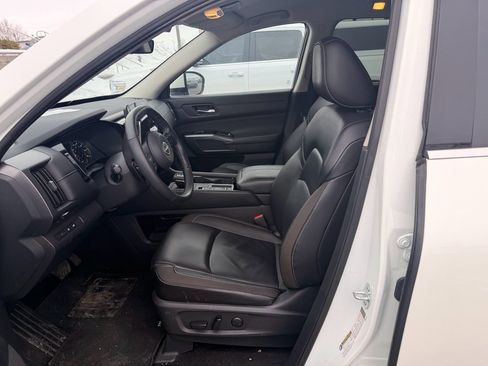 Certified 2024 Nissan Pathfinder SL image 6