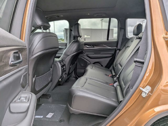 New 2026 Jeep Grand Cherokee Limited w/ Limited Altitude Package AWD/4WD image 15
