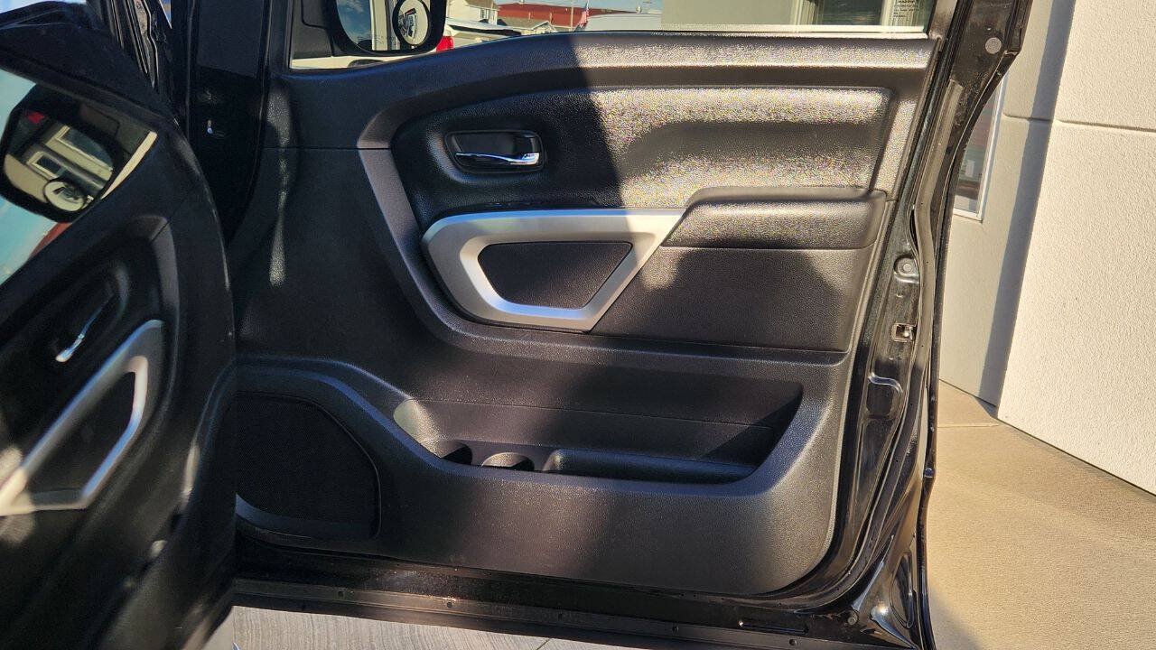 Used 2018 Nissan Titan SV AWD/4WD image 18