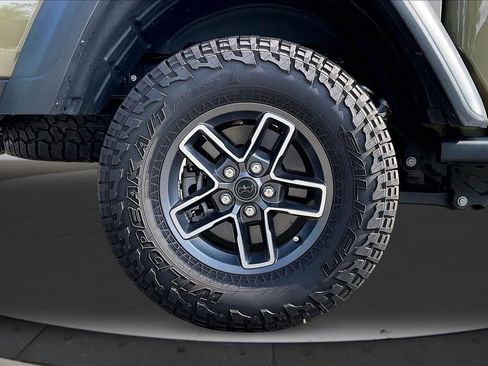 Certified 2025 Jeep Gladiator Mojave w/ Convenience Group AWD/4WD image 36
