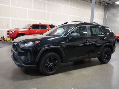 Used 2021 Toyota RAV4 LE AWD/4WD image 2