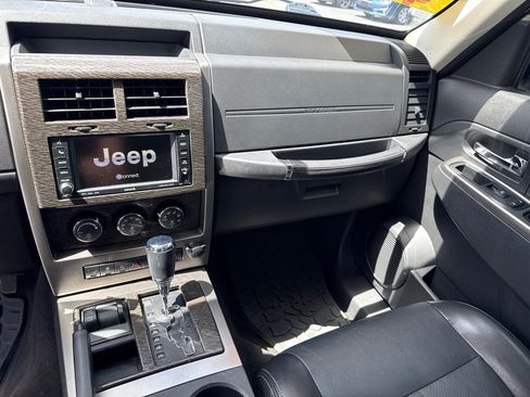 Used 2011 Jeep Liberty Limited w/ Comfort/Convenience Group AWD/4WD image 14