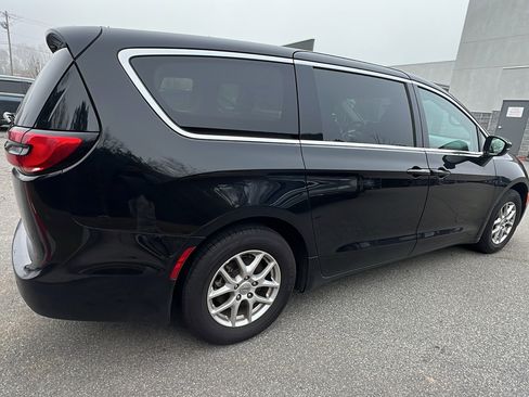 Used 2024 Chrysler Pacifica Touring-L image 8