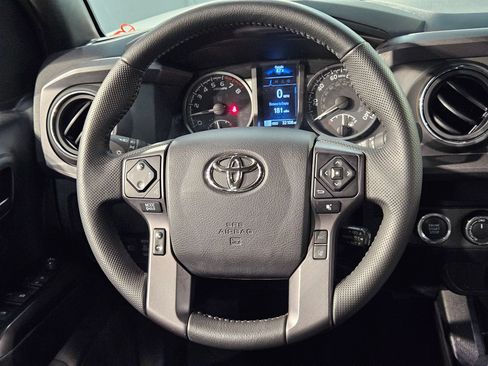 Used 2022 Toyota Tacoma TRD Off-Road AWD/4WD image 25