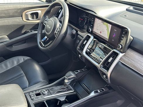 Used 2022 Kia Sorento EX w/ Panoramic Sunroof Package image 11