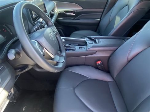 Certified 2025 Toyota Grand Highlander AWD image 6