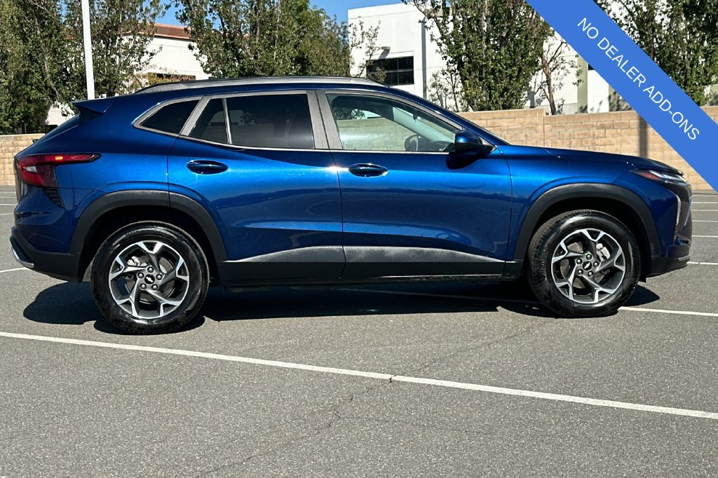 Used 2024 Chevrolet Trax LT w/ Driver Confidence Package FWD image 3