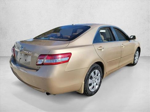 Used 2010 Toyota Camry LE image 4