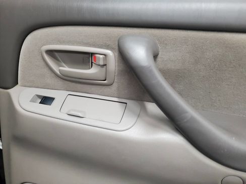 Used 2005 Toyota Sequoia SR5 image 19