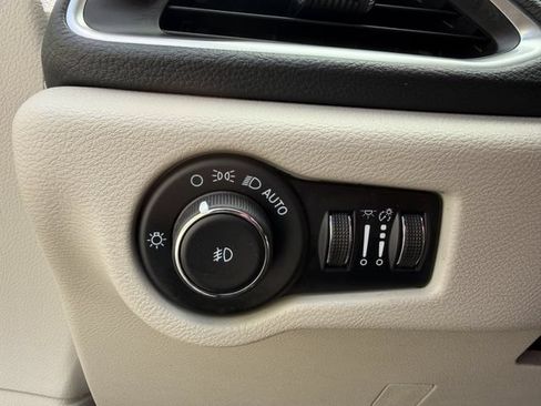 Used 2023 Chrysler Pacifica Limited FWD image 14