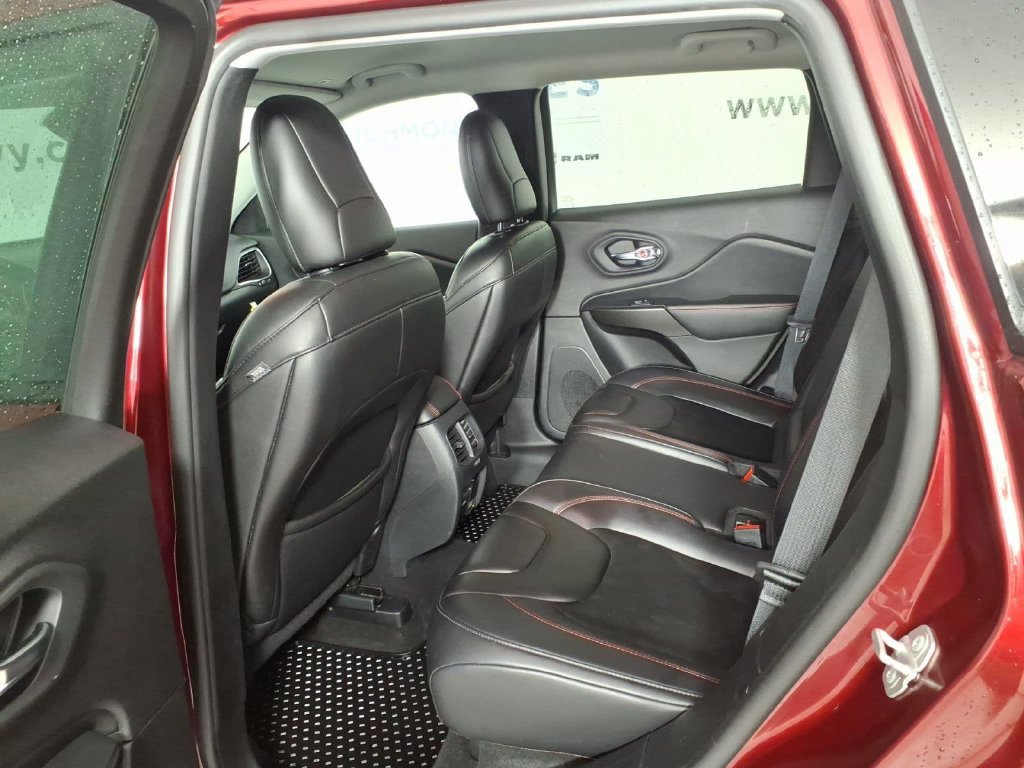 Used 2019 Jeep Cherokee Trailhawk w/ Cold Weather Group AWD/4WD image 9