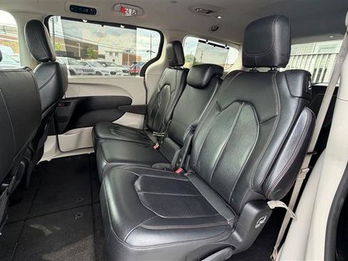 Used 2018 Chrysler Pacifica Touring-L FWD image 40