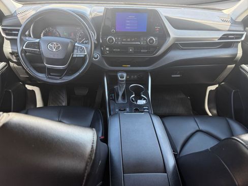 Used 2023 Toyota Highlander XLE image 18