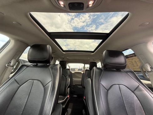 Used 2023 Chrysler Pacifica Limited FWD image 11