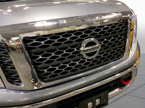 Used 2018 Nissan Titan SV w/ SV Convenience Package AWD/4WD image 30
