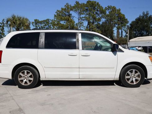 Used 2008 Chrysler Town & Country Touring image 7