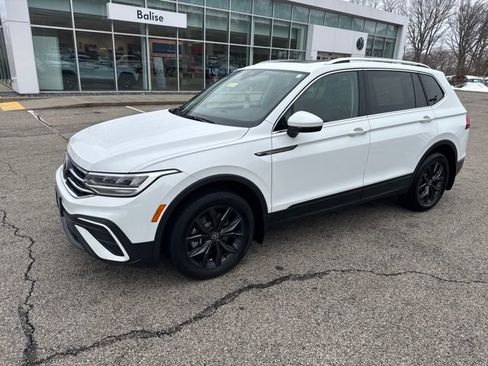 Certified 2024 Volkswagen Tiguan SE image 3
