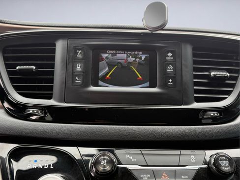 Used 2017 Chrysler Pacifica Touring-L FWD image 17