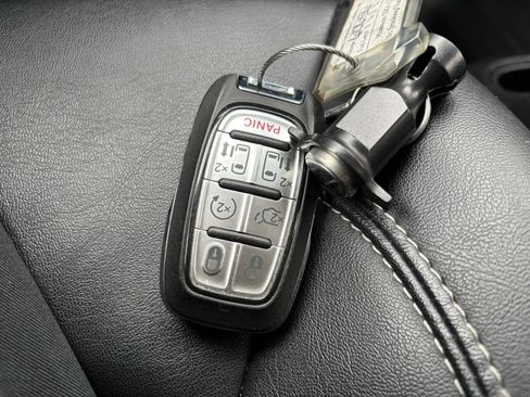 Used 2025 Chrysler Pacifica Select FWD image 20