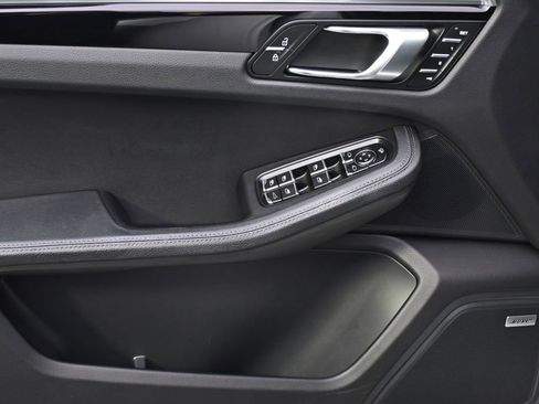 Used 2022 Porsche Macan AWD/4WD image 22