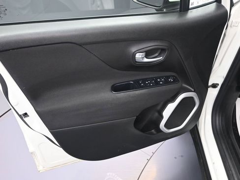 Used 2020 Jeep Renegade Latitude w/ Cold Weather Group image 10