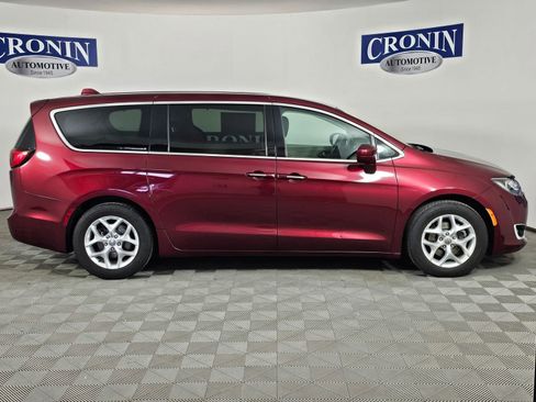Used 2018 Chrysler Pacifica Touring Plus w/ Tire & Wheel Group FWD image 6