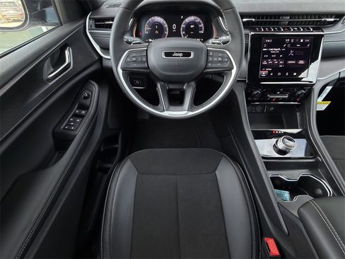 New 2025 Jeep Grand Cherokee Altitude image 10